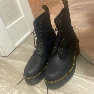 Women’s Dr.Martens platform boots!!